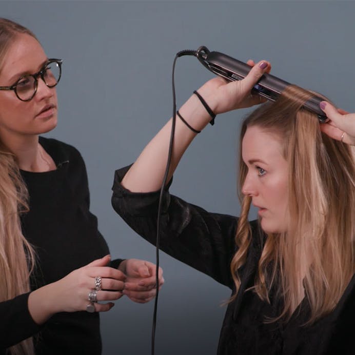 To kvinder der krøller hår