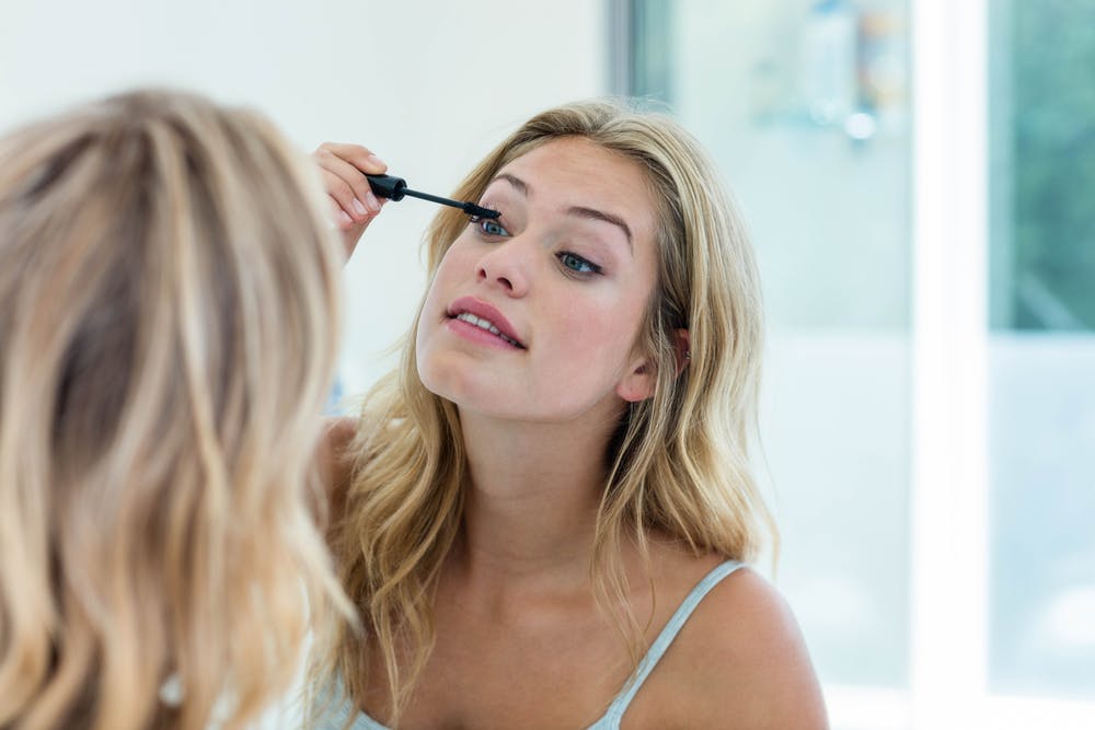 https://imgix.femina.dk/media/article/kvinde_makeup.jpg
