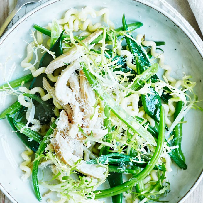 Kyllinge-pastasalat med bønner og basilikum