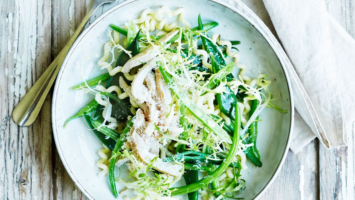 Kyllinge-pastasalat med bønner og basilikum