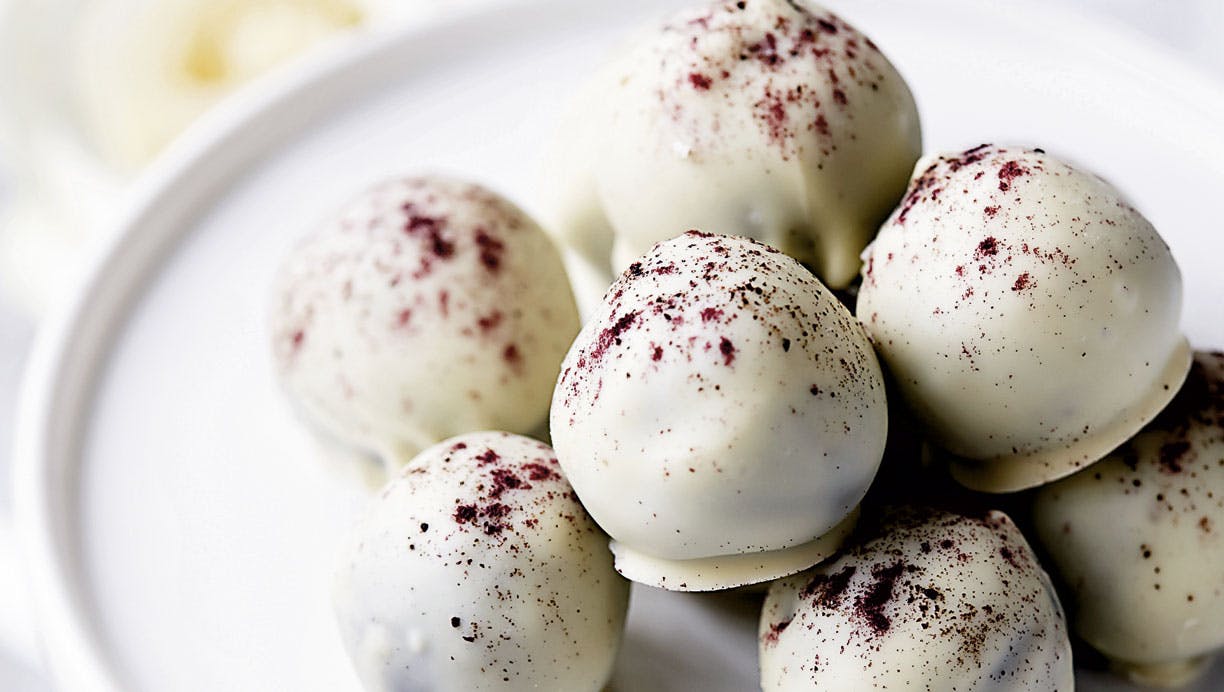 Lakridsmarcipankugler overtrukket med hvid chokolade