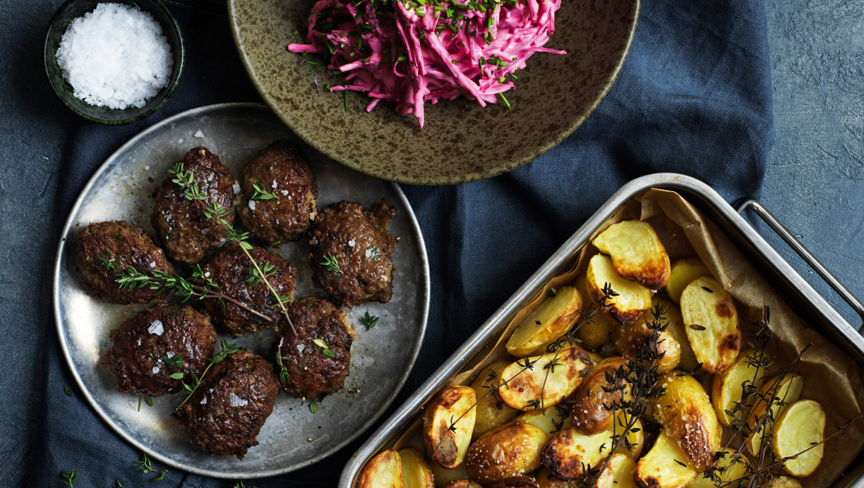 Lammefrikadeller med stegte kartofler og rødbedetzatziki