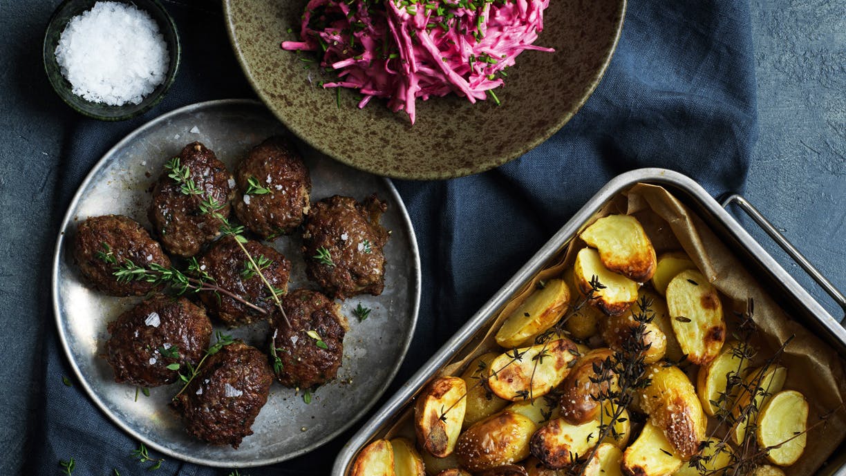 Lammefrikadeller med stegte kartofler og rødbedetzatziki