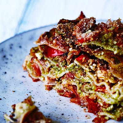 Et stykke lasagne med rød peberfrugt