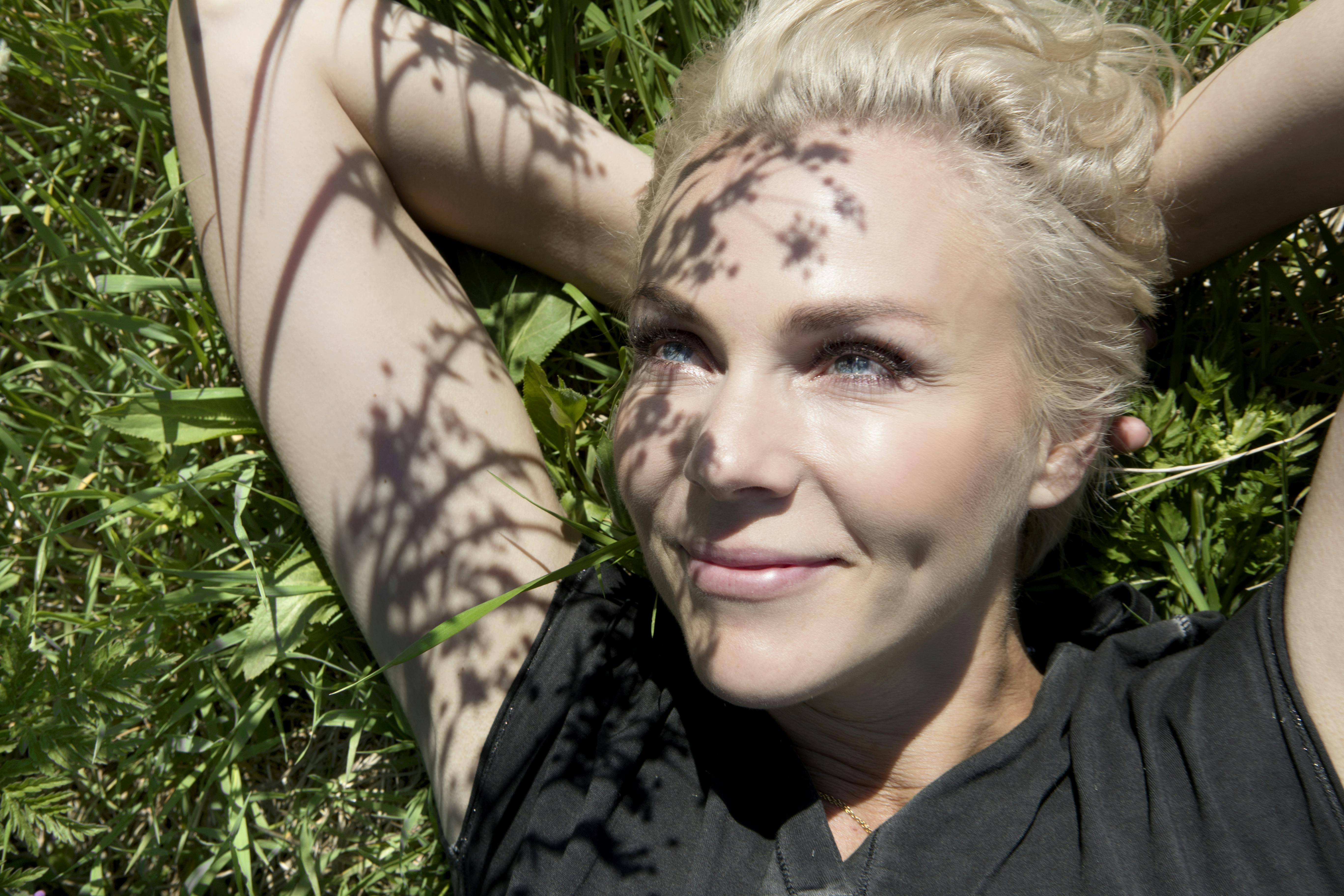 Lene Beier, tv-værten fra En ny dag på godset, fotograferet foran sit nye hus