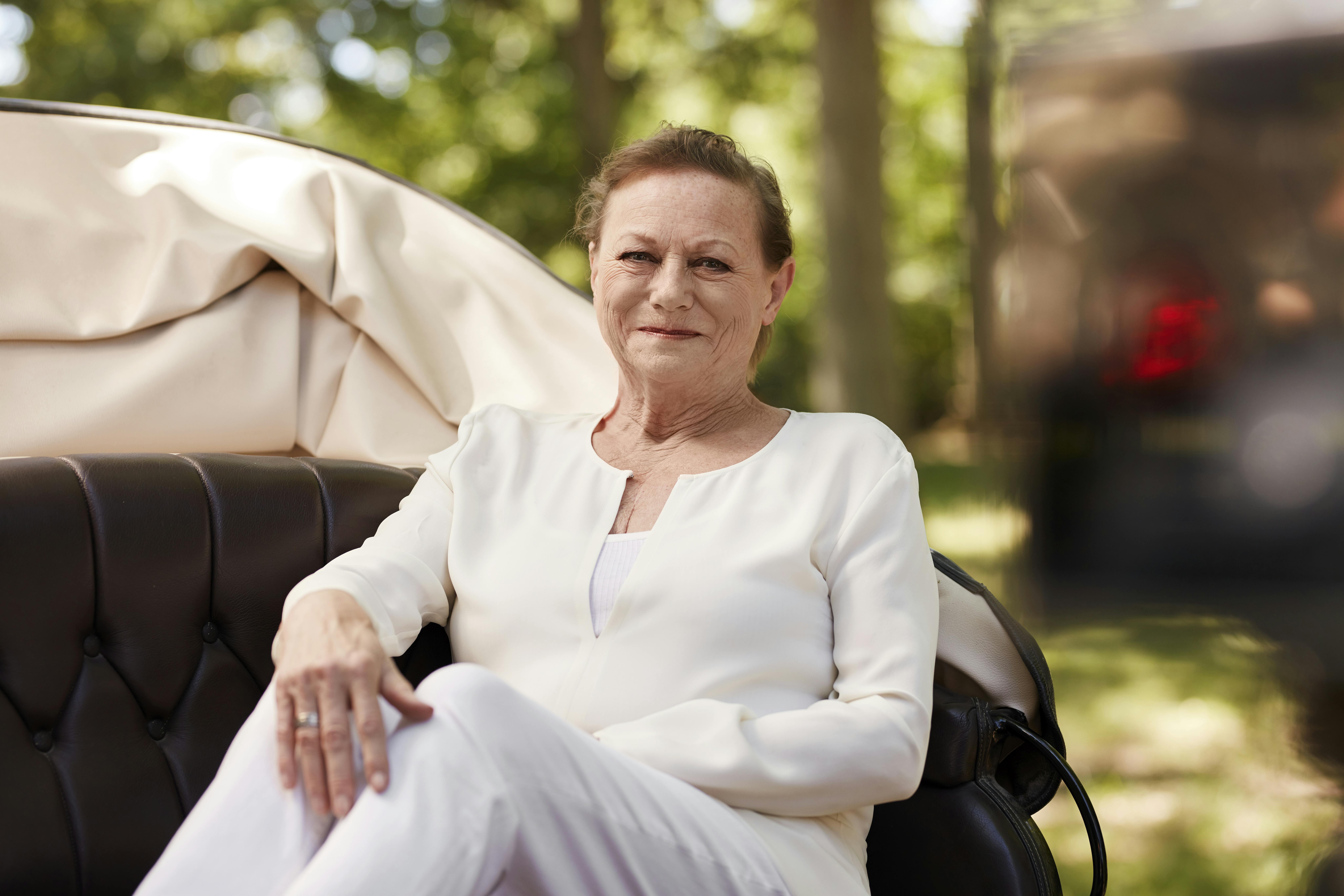 Lisbet Dahl fotograferet i en hestevogn på Dyrehavsbakken