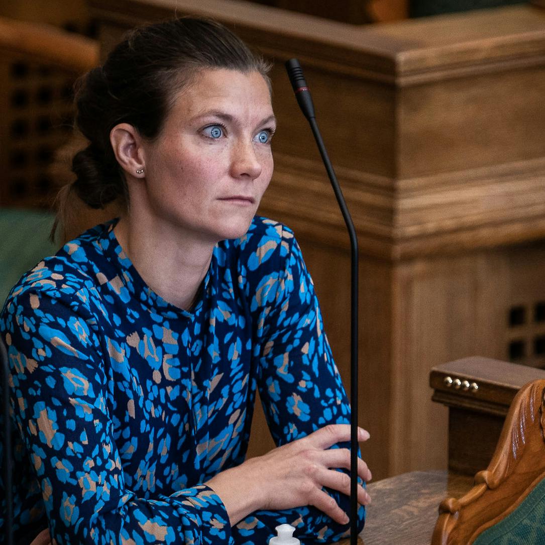 https://imgix.femina.dk/media/article/lotte-rod-png.png
