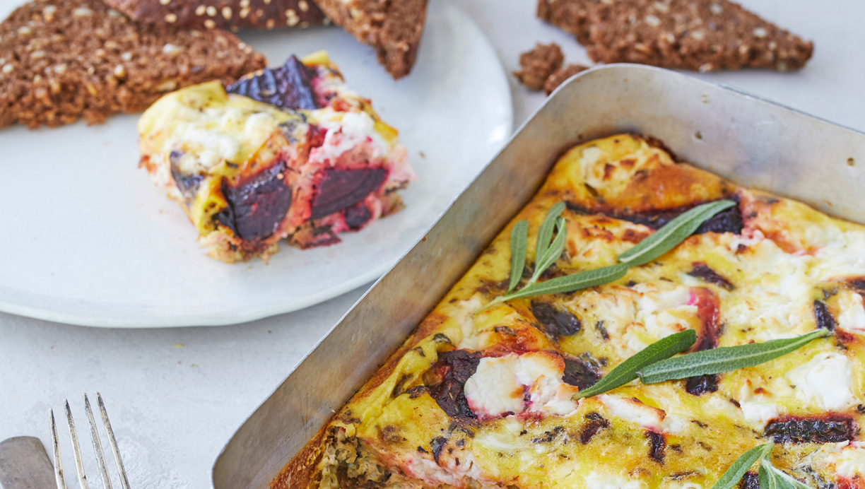 Æggekage med ristet rødbede og gedeost 