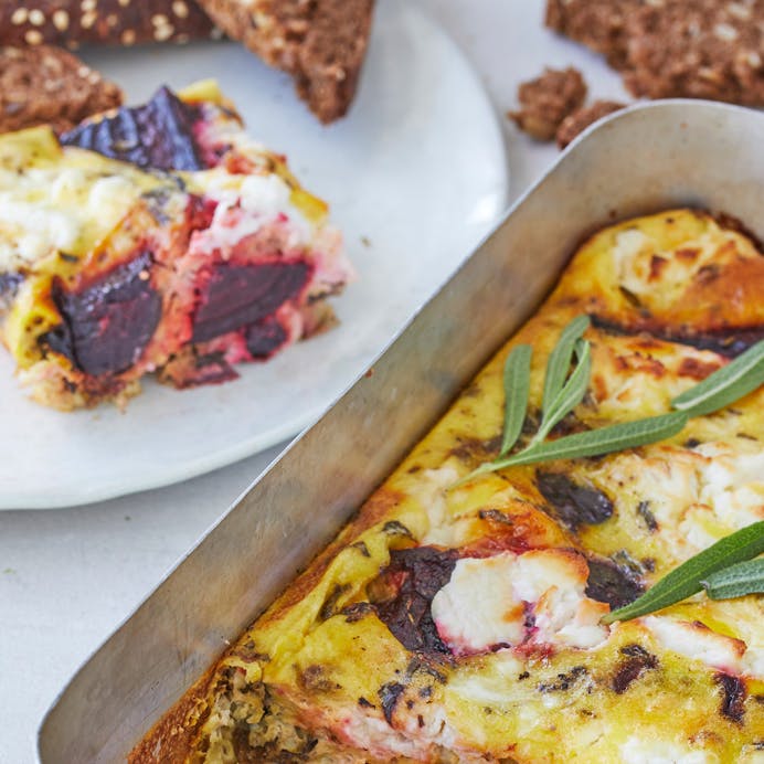 Æggekage med ristet rødbede og gedeost