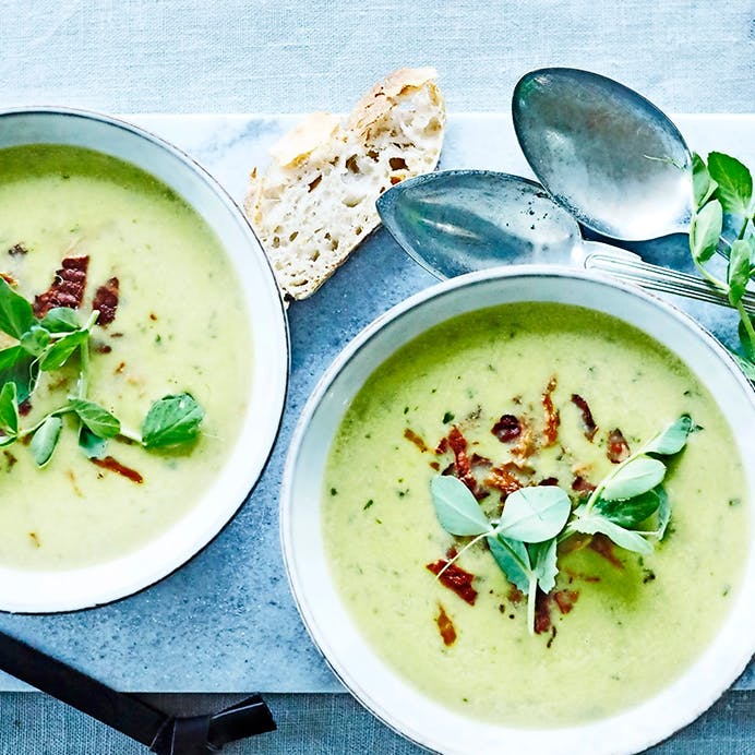 Ærtesuppe med bacon og ærteskud 