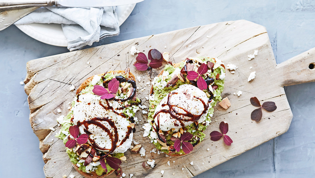 Avocadomad med feta og pocherede æg 