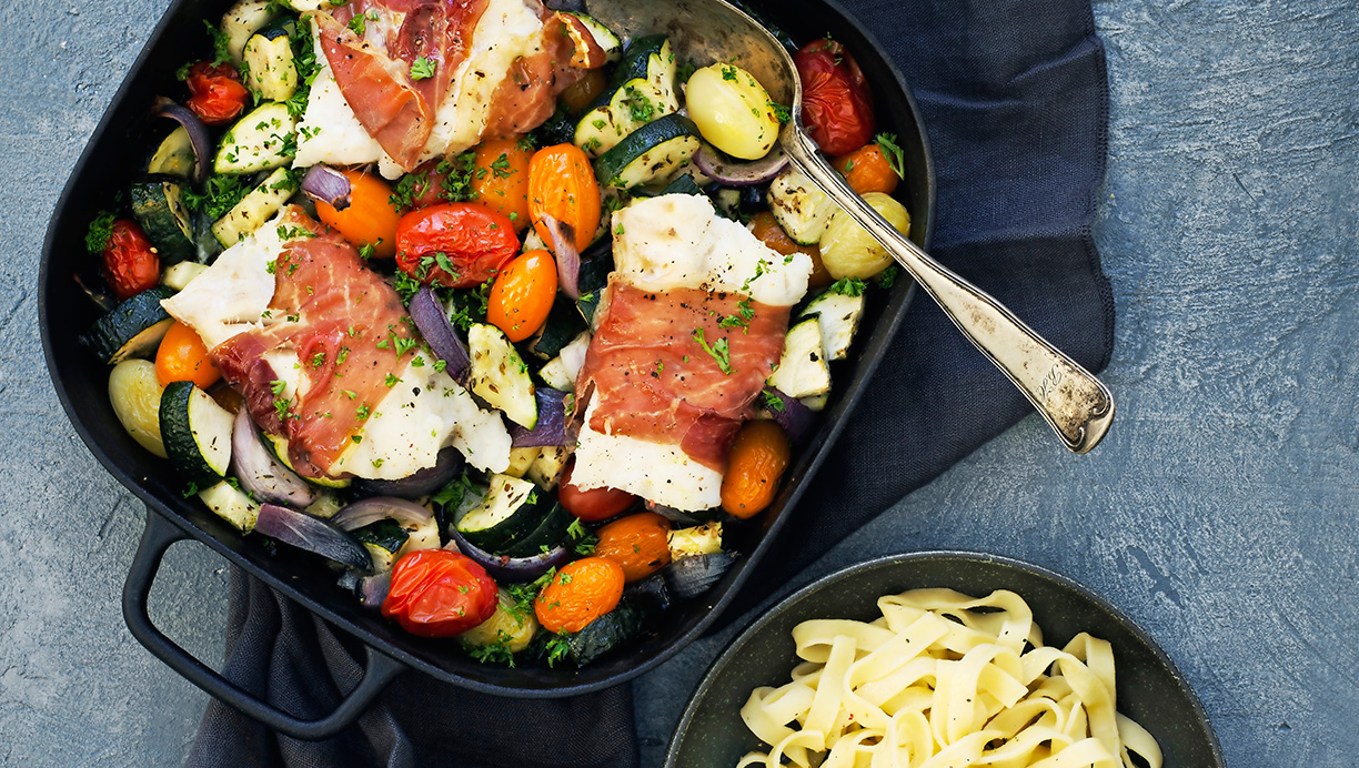 Bagt torsk med parmaskinke, squash og tomater