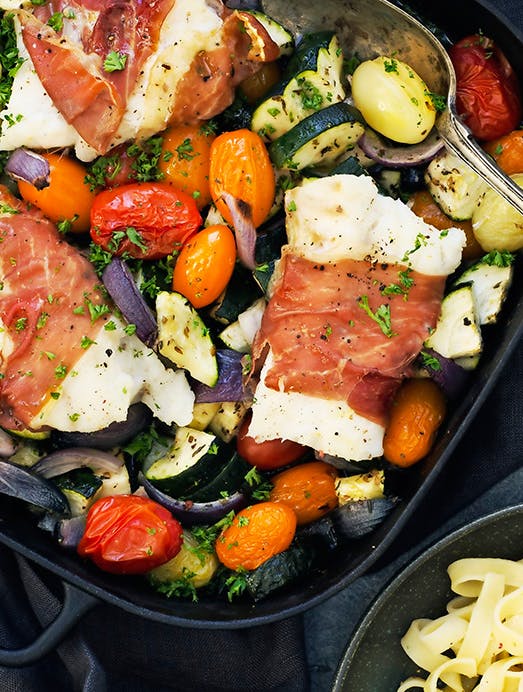 Bagt torsk med parmaskinke, squash og tomater