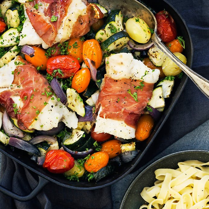 Bagt torsk med parmaskinke, squash og tomater