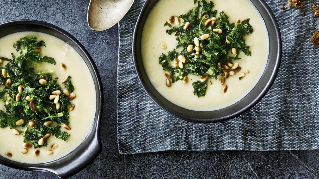 Blomkålssuppe med pinjekerner og sprøde grønkålschips