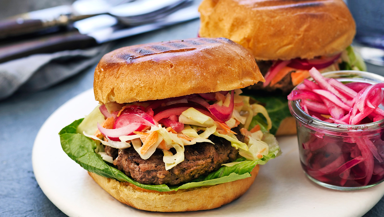 Burger med oksekød, coleslaw og syltede rødløg 