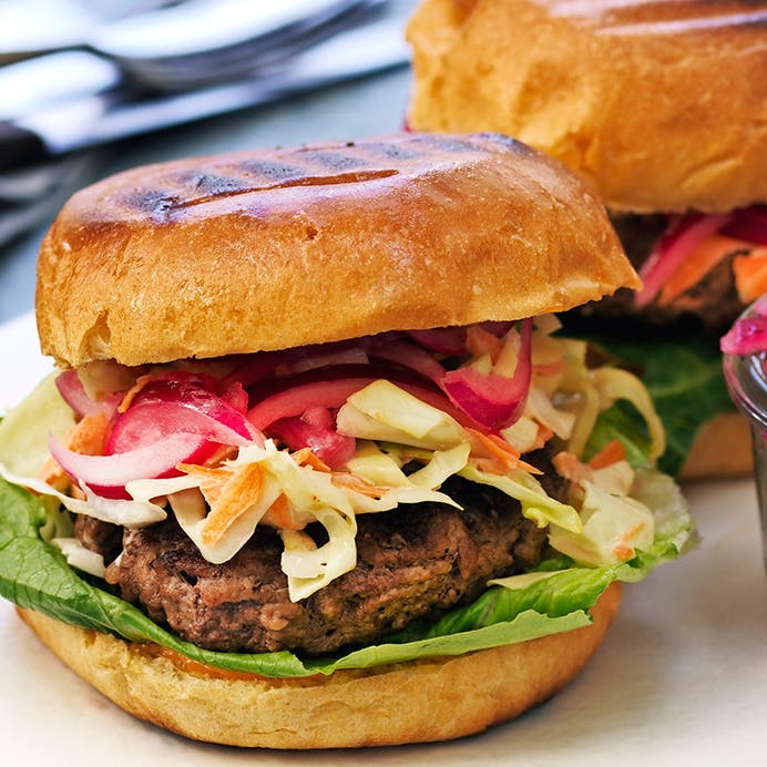 Burger med oksekød, coleslaw og syltede rødløg