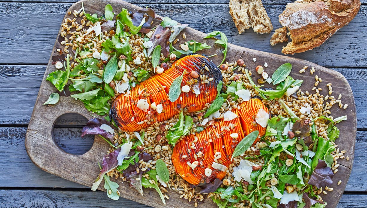 Bygkernesalat med hasselback-butternut og brunet smør