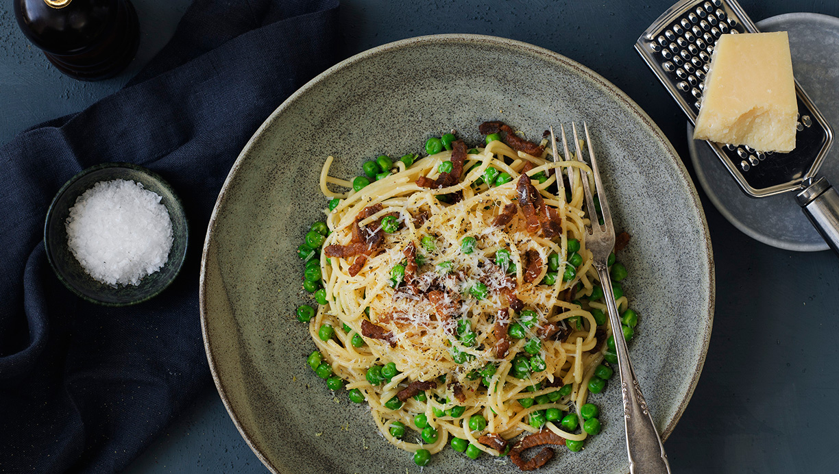 Citronpasta med ærter og bacon