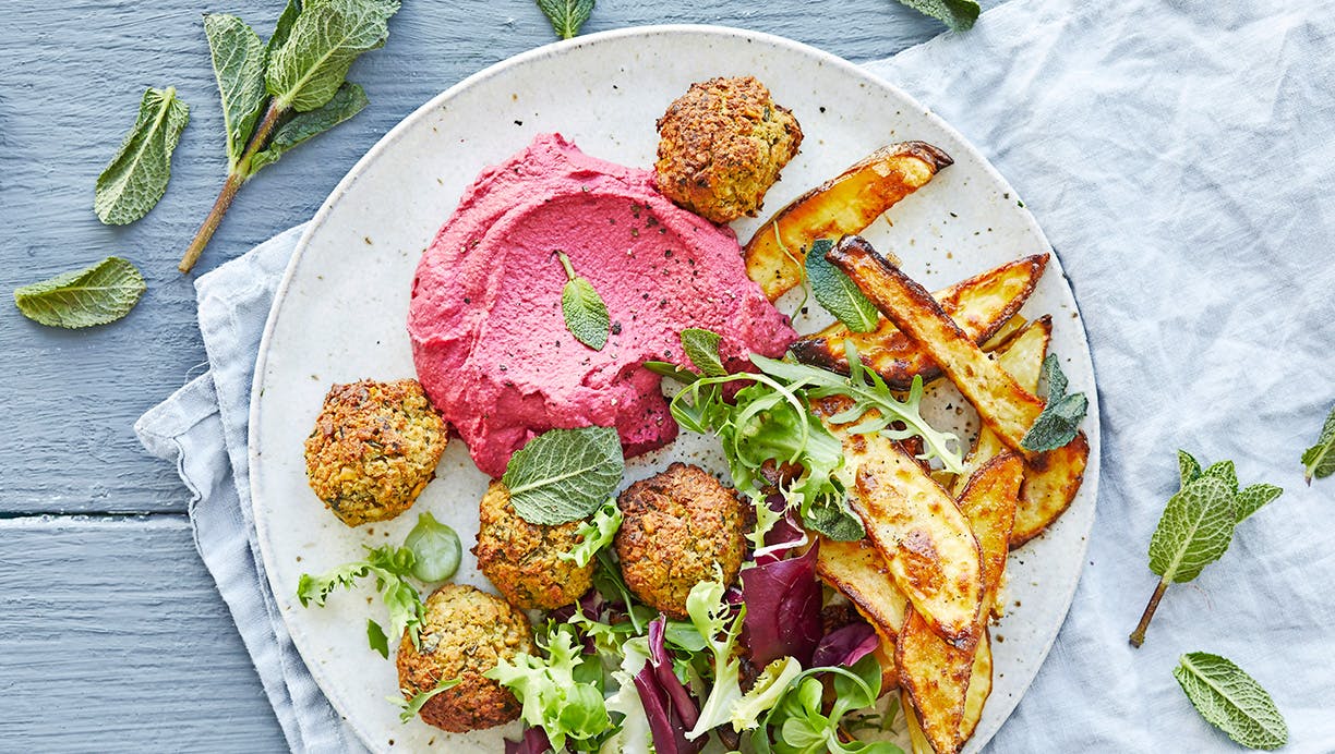 Falafler med rødbedehummus og ovnfritter