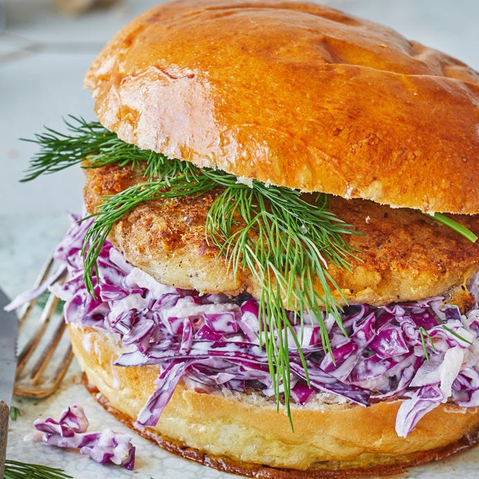 Fiskeburger med rødkålsslaw