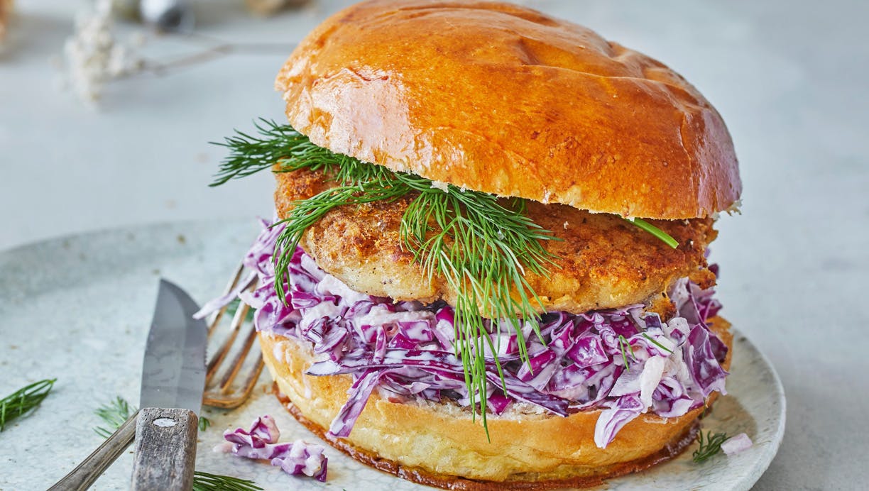 Fiskeburger med rødkålsslaw