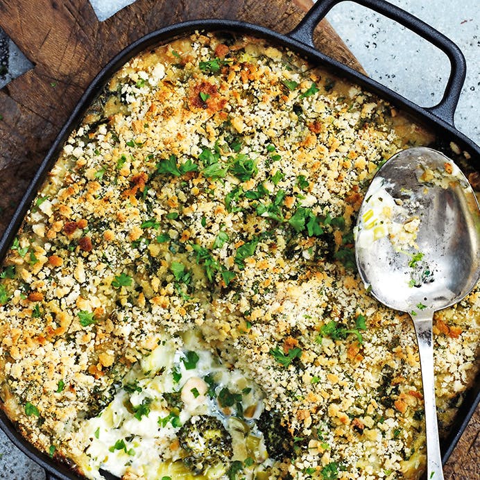 Fiskepie med torsk, rejer, porrer og broccoli