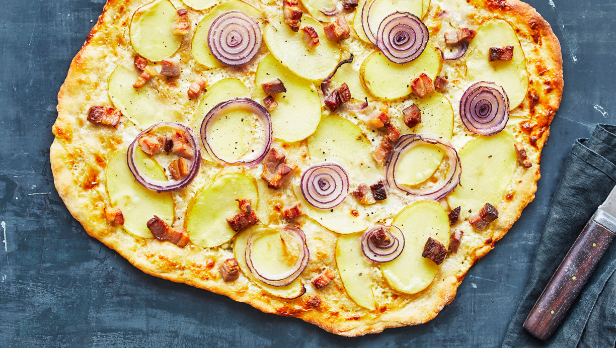 Flammkuchen med kartofler, rødløg og bacon 