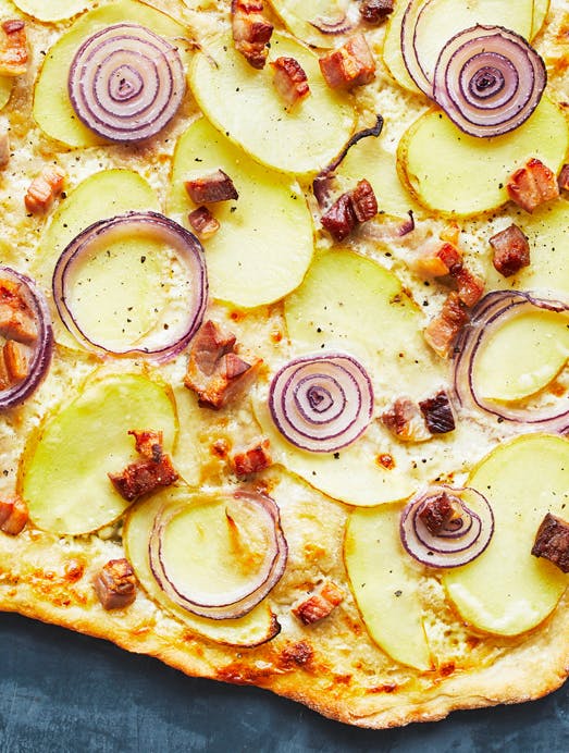 Flammkuchen med kartofler, rødløg og bacon