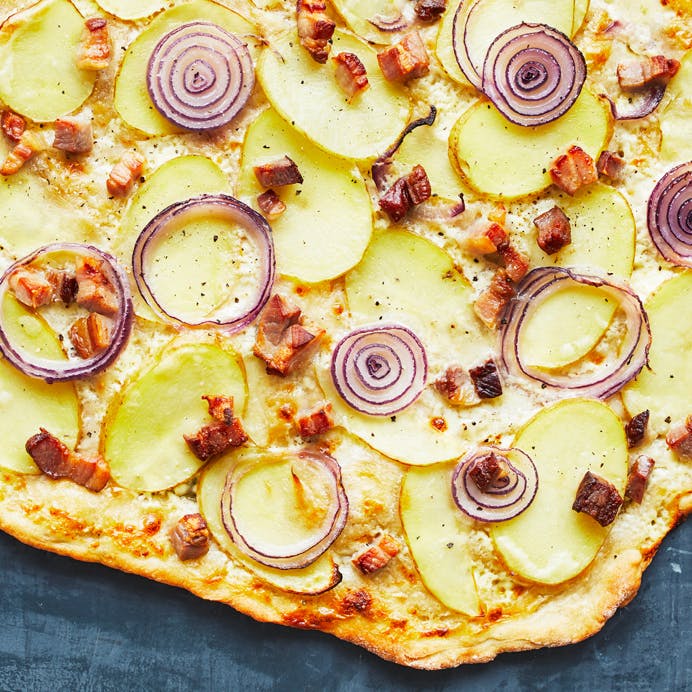 Flammkuchen med kartofler, rødløg og bacon