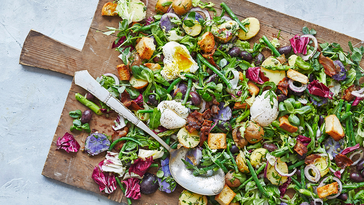 Fransk bondesalat med pocherede æg 