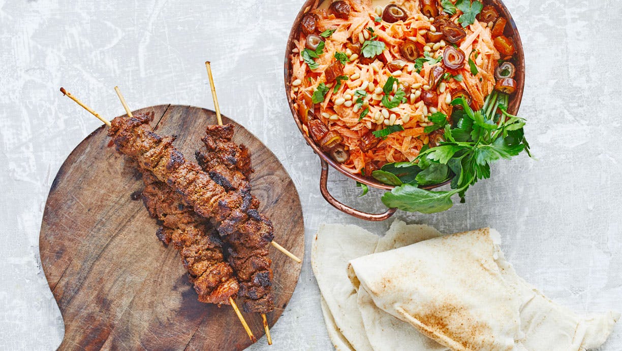 Lammekebabspyd og gulerodssalat med tahindressing