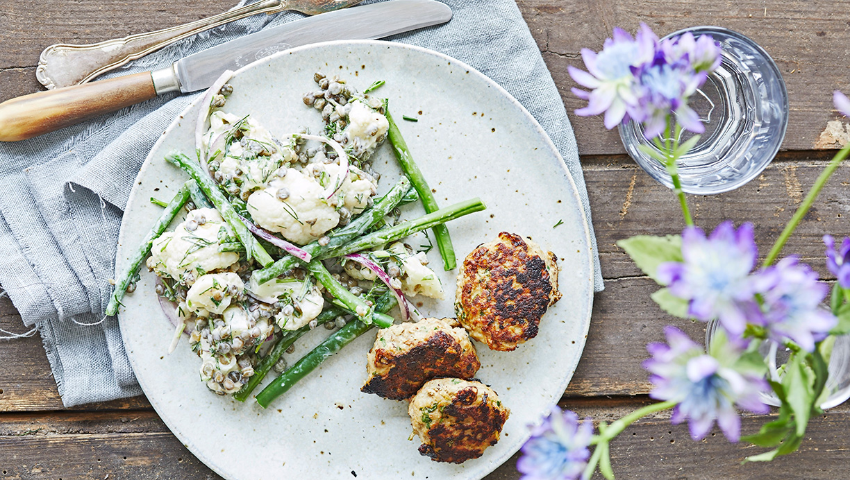 Frikadeller med kold blomkålssalat 