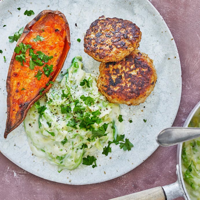 Frikadeller med stuvet hvidkål og søde kartofler 