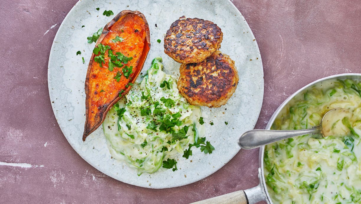 Frikadeller med stuvet hvidkål og søde kartofler