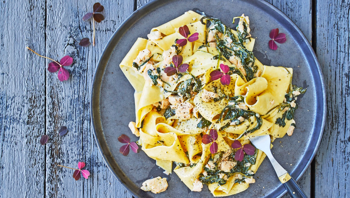 Frisk pasta med laks og spinat 