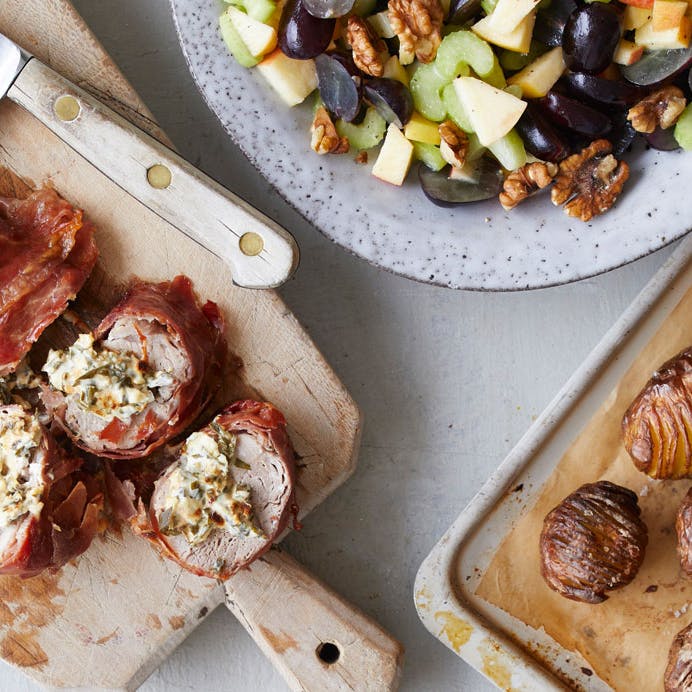 Fyldt svinemørbrad med hasselbackkartofler og waldorfsalat