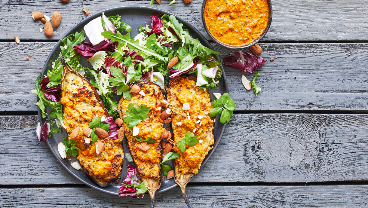 Fyldte auberginer med quinoa og romesco 