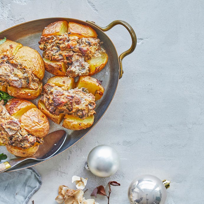 Fyldte bagekartofler med bacon og svampe