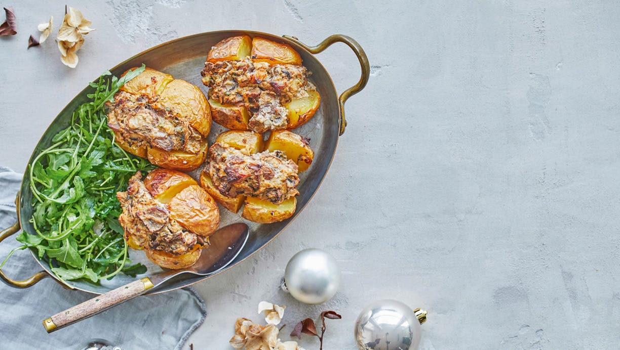 Fyldte bagekartofler med bacon og svampe