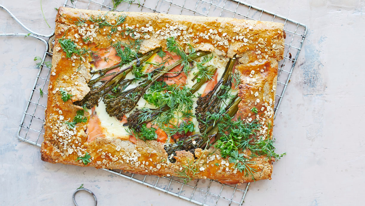 Galette med aspargesbroccoli og røget laks 