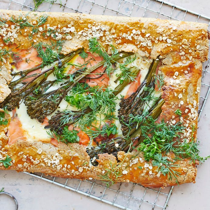 Galette med aspargesbroccoli og røget laks