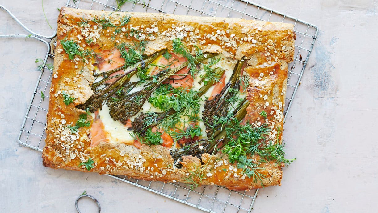 Galette med aspargesbroccoli og røget laks