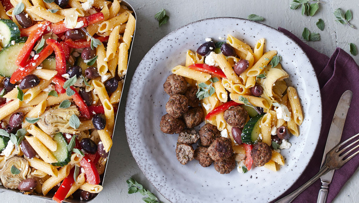 Græsk pastasalat med oksefrikadeller 