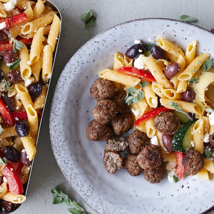 Græsk pastasalat med oksefrikadeller