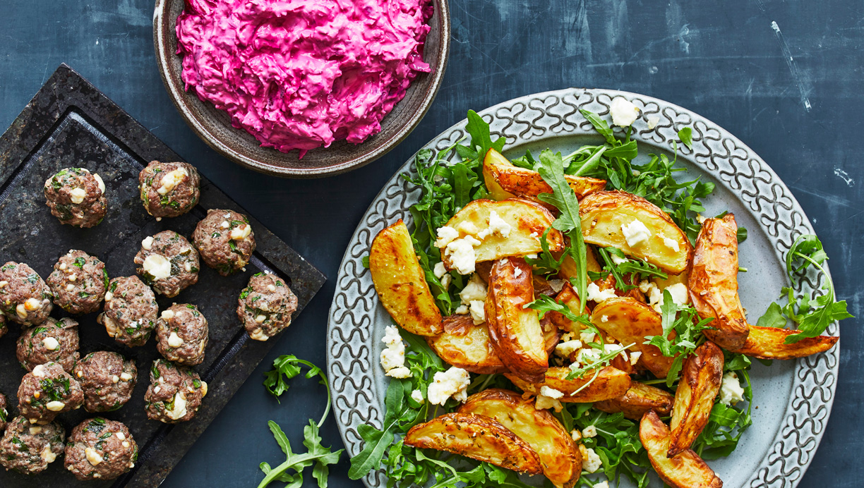 Græske oksefrikadeller med rødbede-tzatziki og feta-kartofler