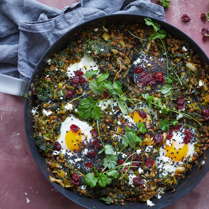 Grøn shakshuka med porrer og linser