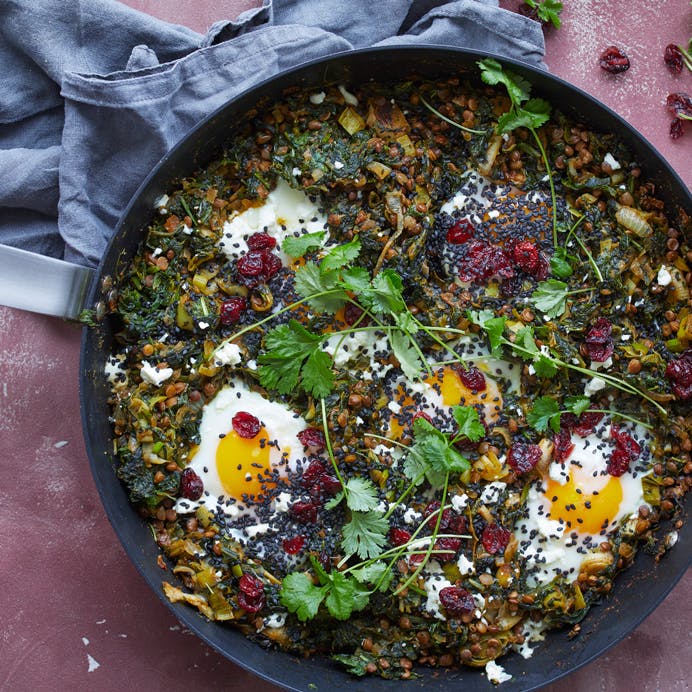 Grøn shakshuka med porrer og linser 