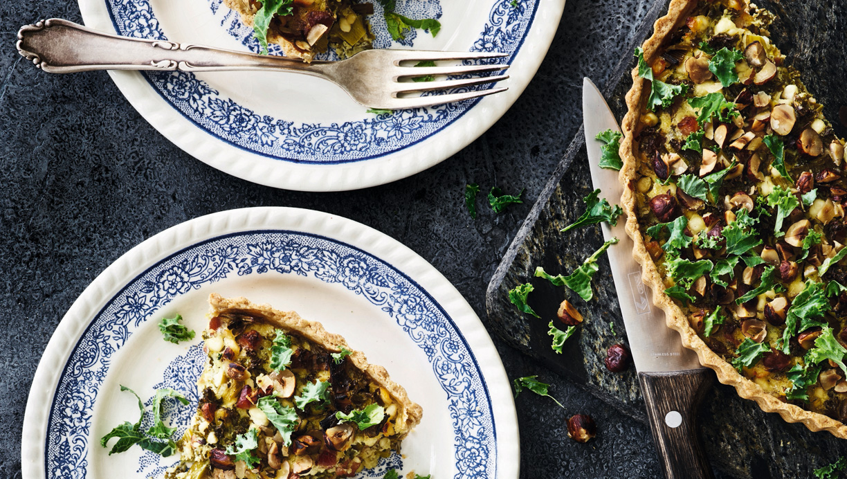 Grønkålstærte med laks, porrer og bacon