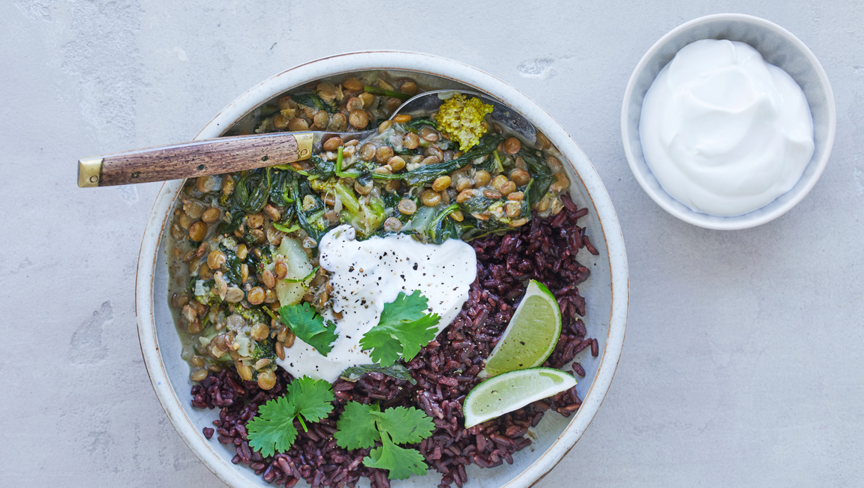 Grøntsagscurry med sorte ris 